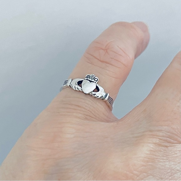 💕TOP SELLER💕 Sterling Silver Small Irish Claddagh Ring, Friendship Heart Rings - Picture 3 of 13